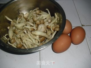蟹味菇炒鸡蛋的做法步骤：1
