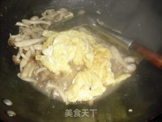 蟹味菇炒鸡蛋的做法步骤：5