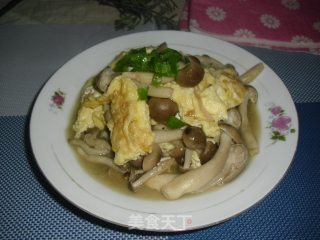 蟹味菇炒鸡蛋的做法步骤：6