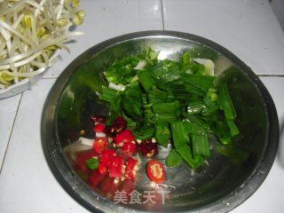 香蒜炒黄豆芽的做法步骤：2