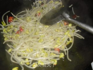 香蒜炒黄豆芽的做法步骤：4