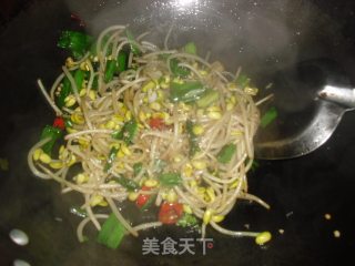 香蒜炒黄豆芽的做法步骤：6