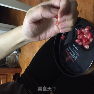 酸甜美味石榴汁——冬日里的那一抹淡粉的做法步骤：3