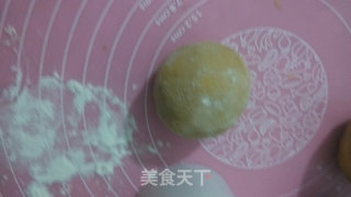 豆沙莲蓉月饼的做法步骤：9
