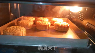 豆沙莲蓉月饼的做法步骤：13