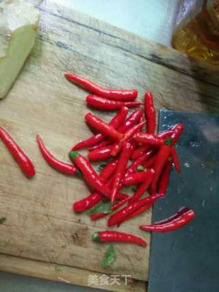 油爆泥鳅的做法步骤：1