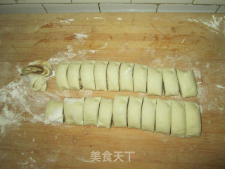 麻将糖花卷的做法步骤：5