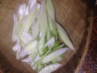 大葱爆肉的做法步骤：1