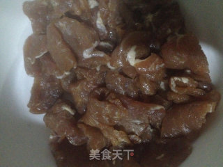大葱爆肉的做法步骤：2