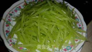 莴笋炒韭菜的做法步骤：1