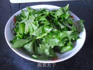蒜香芹菜叶的做法步骤：1