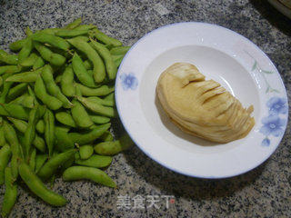 毛豆炒盘菜的做法步骤：1