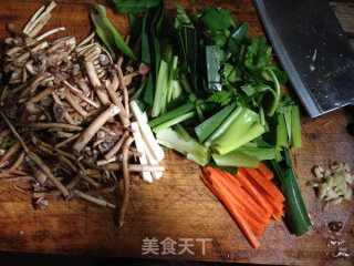 美味菌菇---小炒茶树菇 依然美食的做法步骤：2