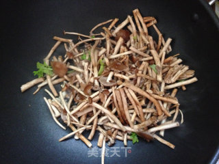 美味菌菇---小炒茶树菇 依然美食的做法步骤：4