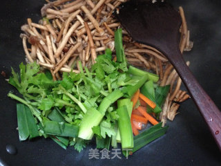 美味菌菇---小炒茶树菇 依然美食的做法步骤：5