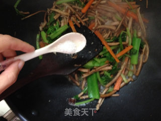 美味菌菇---小炒茶树菇 依然美食的做法步骤：6