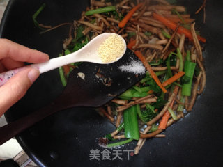 美味菌菇---小炒茶树菇 依然美食的做法步骤：7