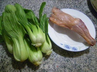 腊鸡腿炒青菜的做法步骤：1