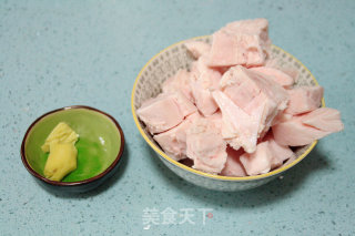 厨房小妙招：【电饭锅自制雪白猪油】的做法步骤：2