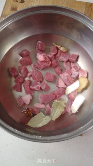 土豆炖牛肉的做法步骤：2