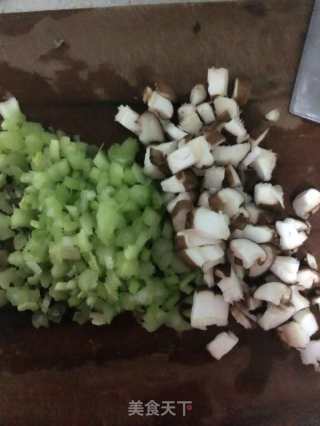 海鲜粥的做法步骤：1