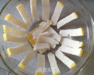 清香滑嫩，入口即溶的鱼糕蒸蛋的做法步骤：2