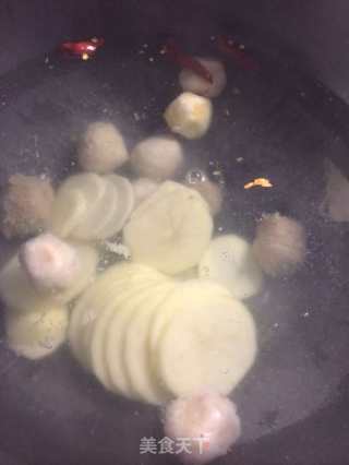 肉丸时蔬粉丝汤的做法步骤：2