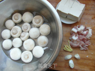 口蘑炖肉的做法步骤：1