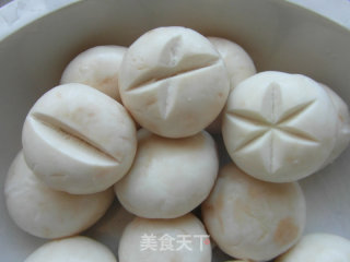 口蘑炖肉的做法步骤：2