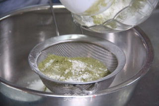 抹茶蛋糕卷的做法步骤：1