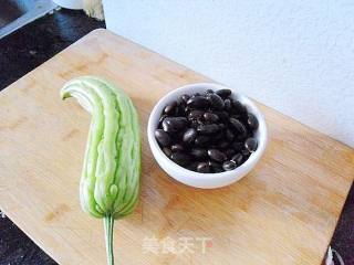 黑豆苦瓜丁的做法步骤：1