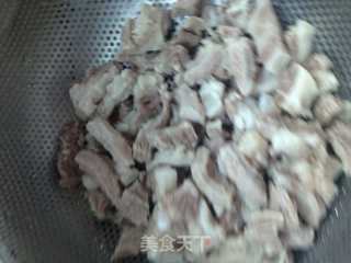 牛肉烧萝卜的做法步骤：1