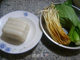 青菜金针菇炒年糕的做法步骤：1