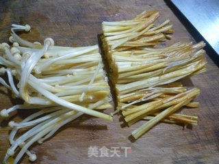 青菜金针菇炒年糕的做法步骤：4