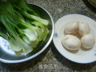 蘑菇炒青菜的做法步骤：1
