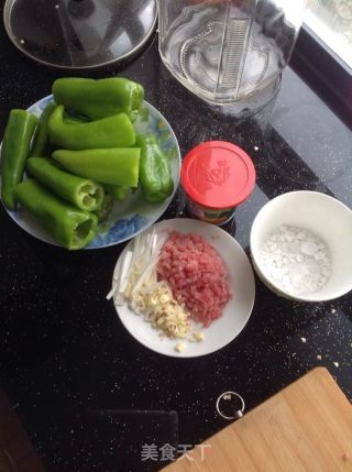 肉末油焖尖椒的做法步骤：1