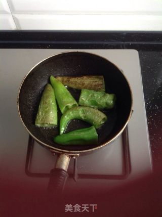 肉末油焖尖椒的做法步骤：2