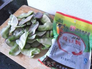 黄豆酱烧猪耳豆的做法步骤：1