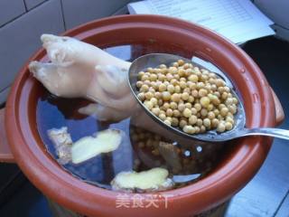 黄豆猪脚煲的做法步骤：4