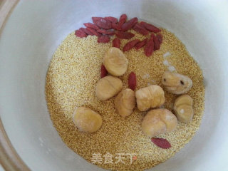 安神补肾栗子小米粥的做法步骤：2