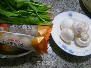 菠菜蘑菇牛肉丸汤的做法步骤：1