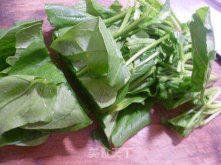 菠菜蘑菇牛肉丸汤的做法步骤：2