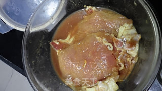 酸奶咖喱烤猪排的做法步骤：1