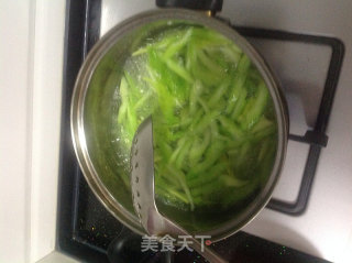 炝西芹的做法步骤：4