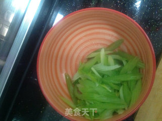 炝西芹的做法步骤：6