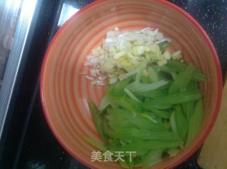 炝西芹的做法步骤：7