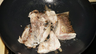 一鱼两吃之鱼头豆腐汤的做法步骤：6