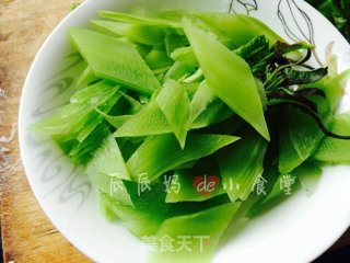 一抹小清新，羊肉炒莴苣的做法步骤：2