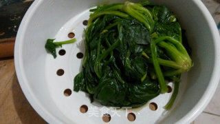 鸡蛋菠菜馅饺子的做法步骤：2