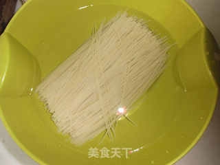 肉臊米线的做法步骤：1